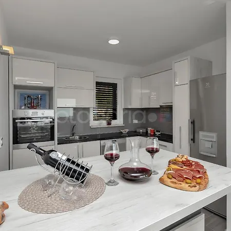 Luxury Poseidon - Free Parking Apartman